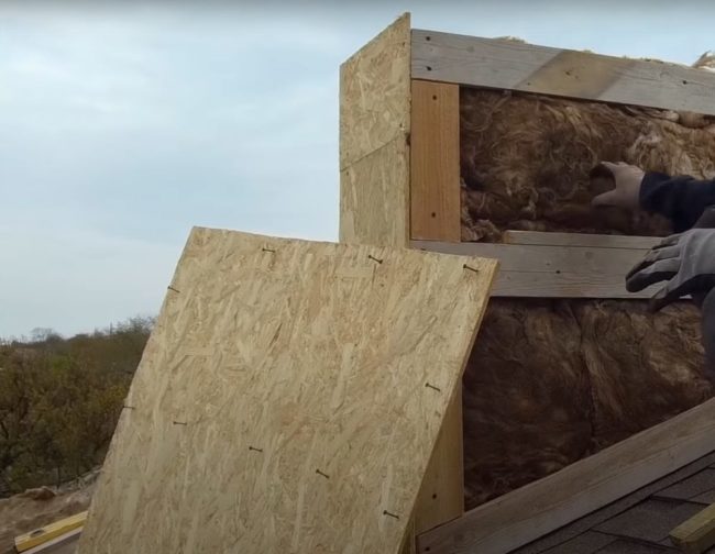 Снимка: Проверка на плътността на минералната вата в кутията между вентилационните тръби