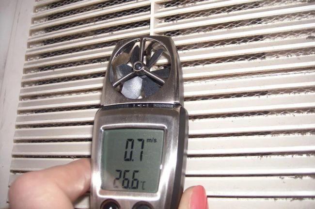 Снимка: Проверка на работата на вентилацията с анемометър