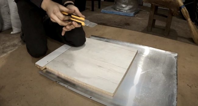 Снимка: Рязане на алуминиеви листове