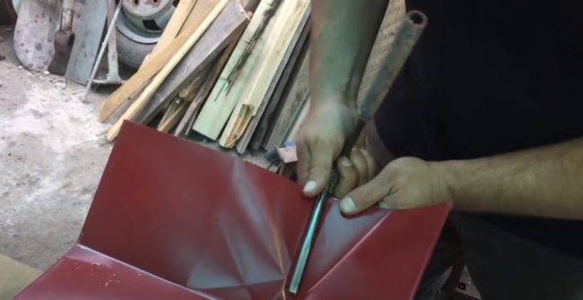 Снимка на чапла, която огъва ъгъла си