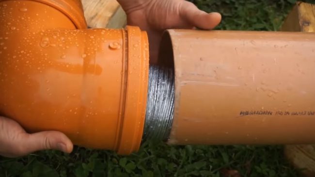 Снимка на съединение на PVC тръба с контурна връзка