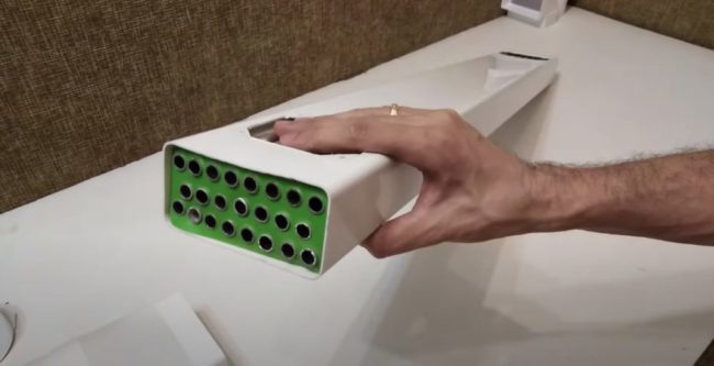 Снимка на тръбен топлообменник вътре в кутия