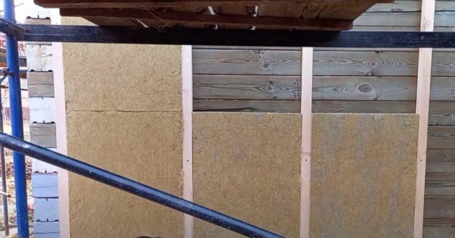 Снимка: Полагане на плочи от базалтова вата между водачите