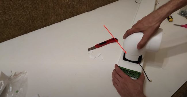 Снимка: Монтиране на коляно на вентилатор