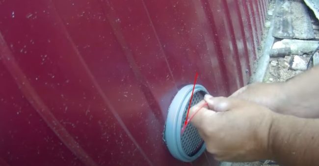 Снимка: Монтиране на закрепващия пръстен на мрежата