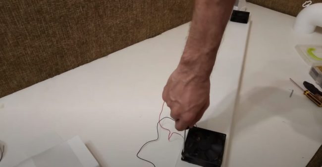 Снимка Монтиране на охладители върху кутия