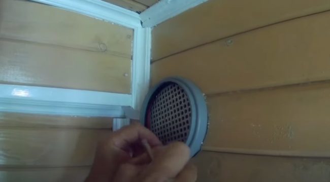 Снимка: Монтиране на тръба с мрежа в отвора за изпускателна система