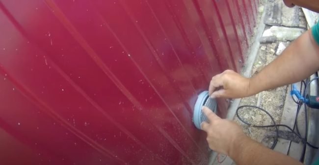 Снимка: Монтиране на мрежа във входящия отвор за въздух