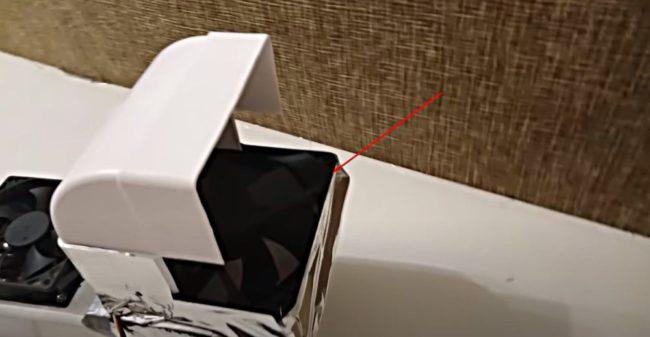 Снимка - Вентилатор, монтиран чрез адаптери в другия край на кутията