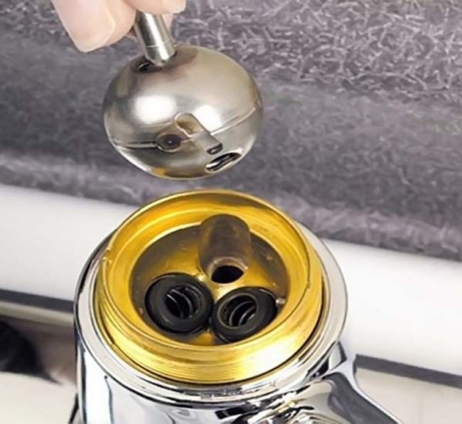 Снимка на устройството с топчести патрон