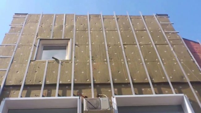 Снимка: Изолация от базалтова вата между елементите на обшивката