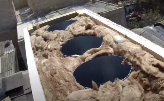 Снимка: Изглед отгоре на проход, изолиран с минерална вата