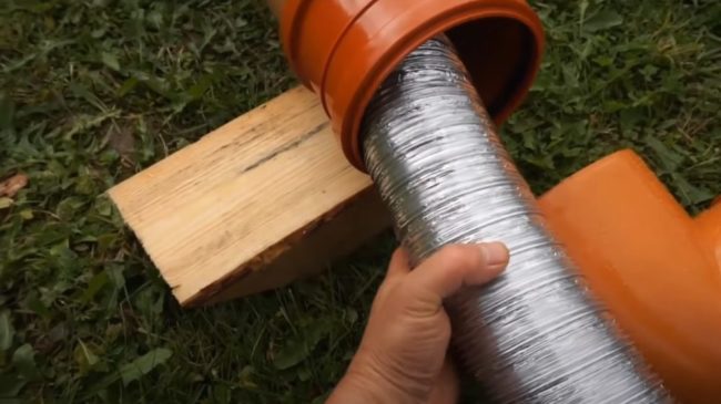 Снимка на поставяне на гофрирана тръба в PVC тръба