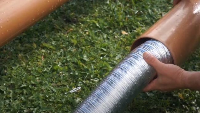 Снимка на поставяне на гофрирана тръба във втора PVC тръба