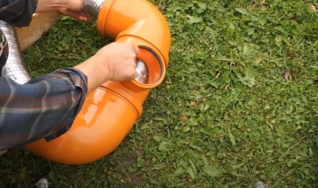 Снимка: Поставяне на втория край на гофрираната тръба в контура от колена и тройник