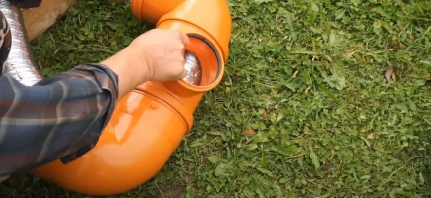 Снимка: Поставяне на втория край на гофрираната тръба в контура от колена и тройник