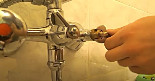 Снимка: Развиване на кутията на клапана с гаечен ключ