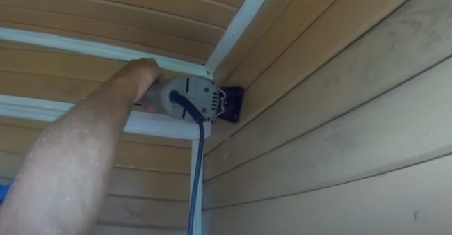 Снимка: Изрязване на отвор за капак с прободен трион