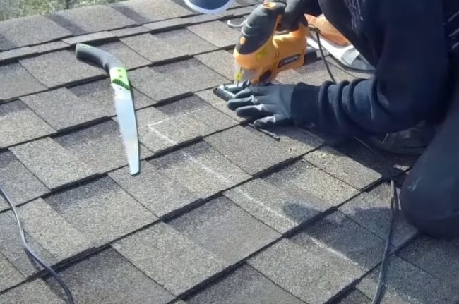 Снимка: Изрязване на фрагмент от покрива с прободен трион