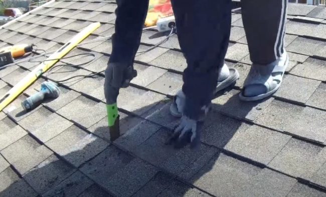 Снимка: Изрязване на фрагмент от покрива с ножовка