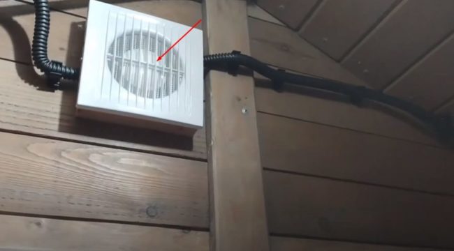 Снимка на вентилатор за отвеждане на въздуха на стената на тоалетна кабина