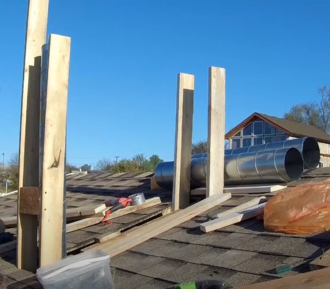 Снимка на вертикалните стойки на кутията на проходния модул, повдигната над нивото на покрива