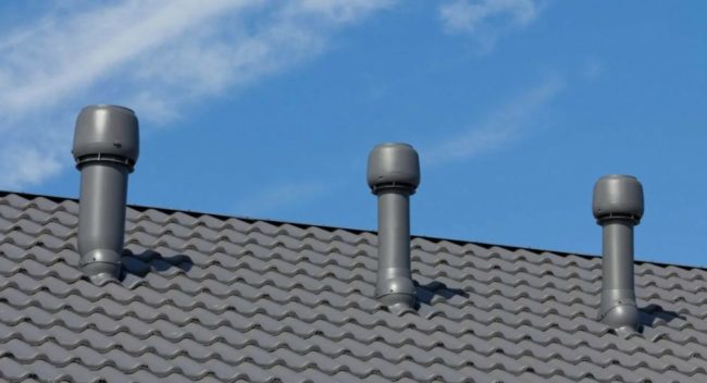 Снимка на общата сграда и вентилационната система под покрива