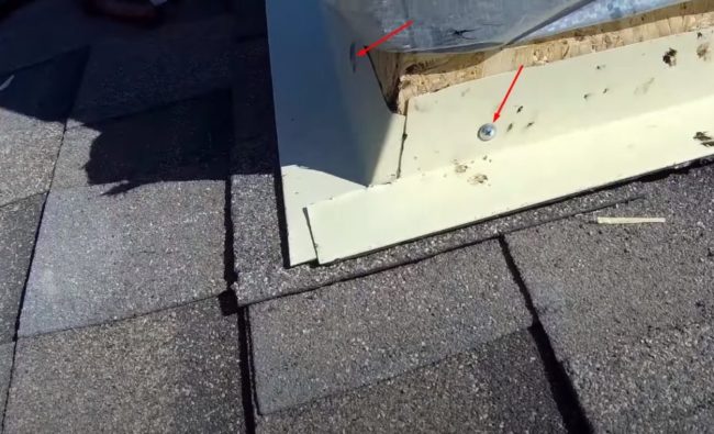 Снимка на опорни ленти, закрепени с винтове