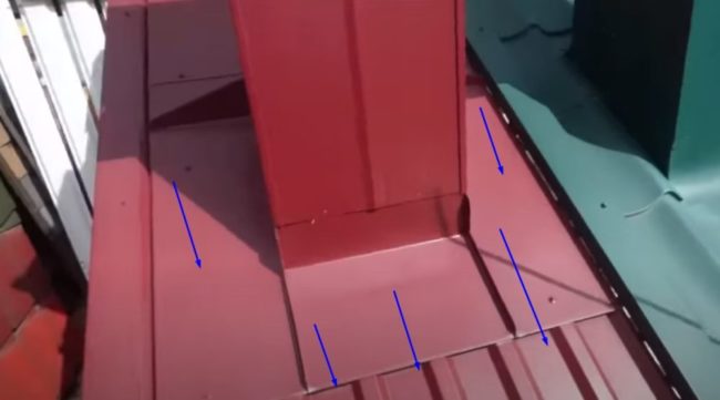 Снимка на горния отвор, закрепен върху гофрираната ламарина, като горният извой се простира под билото