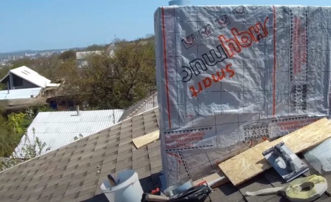 Снимка на проходна кутия, покрита с пароизолация