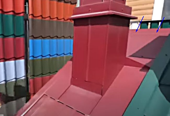 Снимка на горния завой на прохода, поставен под билото