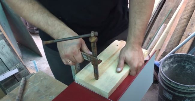 Снимка на затягане на две парчета дъски