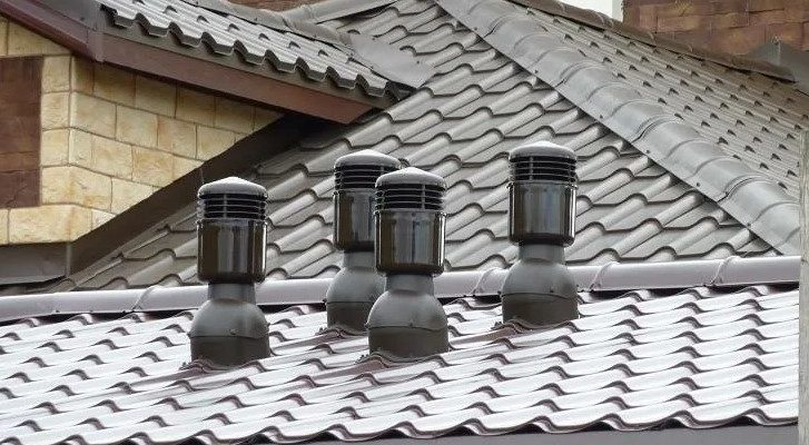 Снимка на сложен аератор за вентилация на покрива