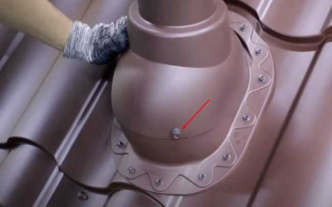 Снимка: Закрепване на тръба към отвор с винтове