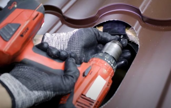 Снимка: Закрепване на езика на водния уплътнител към обшивката с винтове