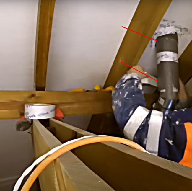 Снимка на чорап от полиетиленова пяна, закрепен към вентилационен щранг с помощта на тиксо.