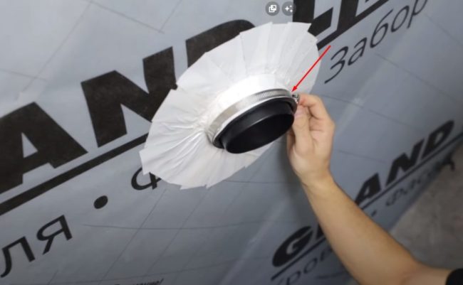 Фото скоба върху гофрирането на проходния елемент