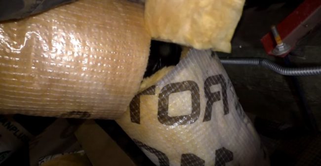 Снимка: Изолиране на фуга с парче минерална вата на място с извивка на въздуховода