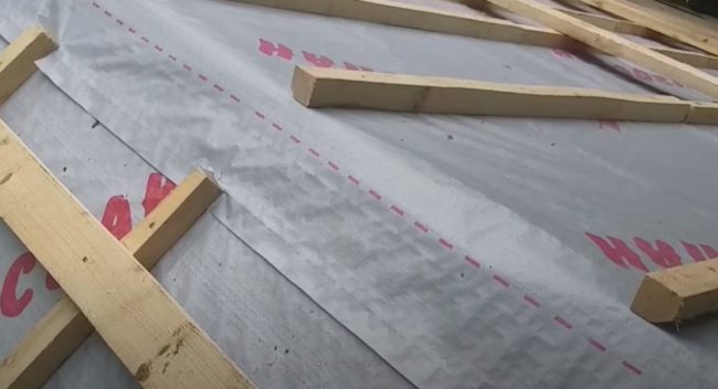 Снимка: Изграждане на студен покрив с летва, мембрана и контралетва