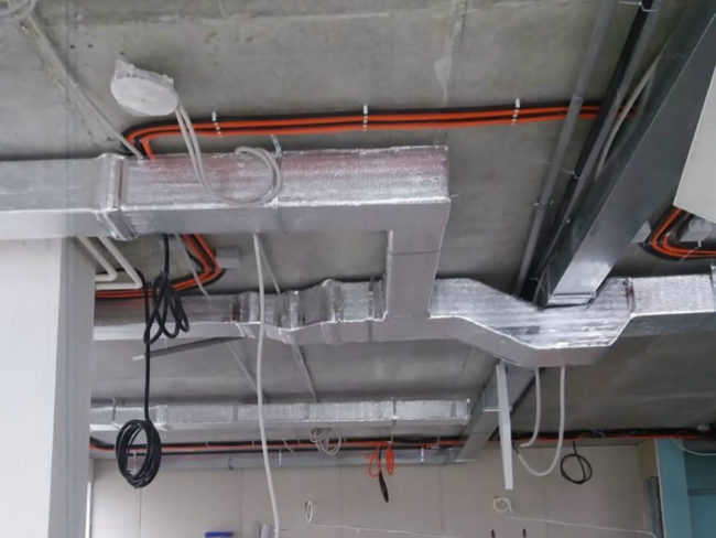 Снимка на кутия за механична вентилация в обща сграда в модерна жилищна сграда