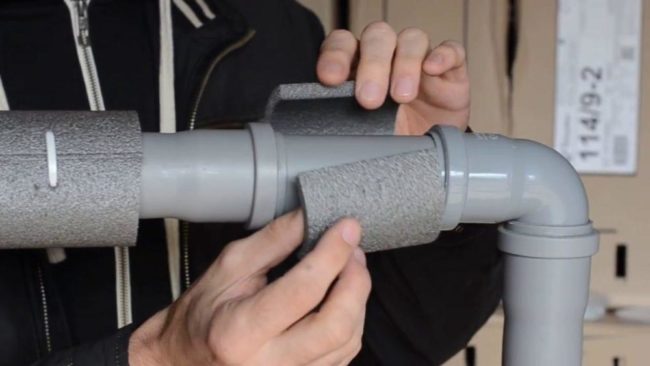 Снимка: Закрепване на обвивка от разпенен полиетилен към тръбопровод