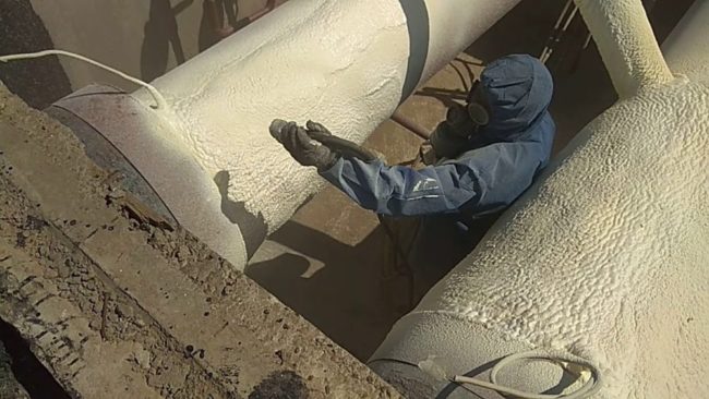 Снимка на пръскане на полиуретанова пяна