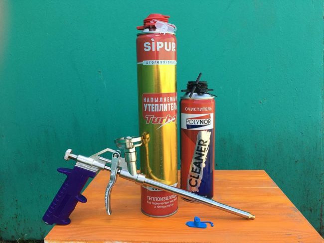 Снимка на топлоизолация, нанасяна чрез пръскане, в кутия с пистолет и почистващ препарат