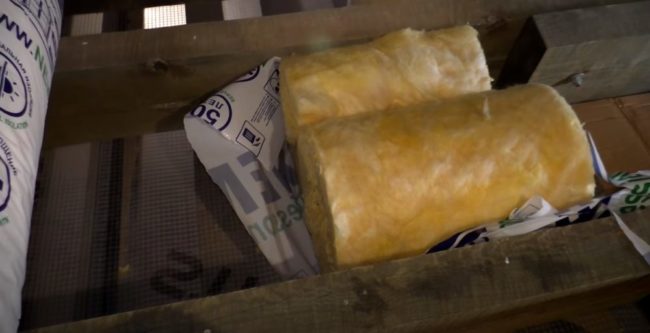 Снимка на нарязани по размер рула минерална вата