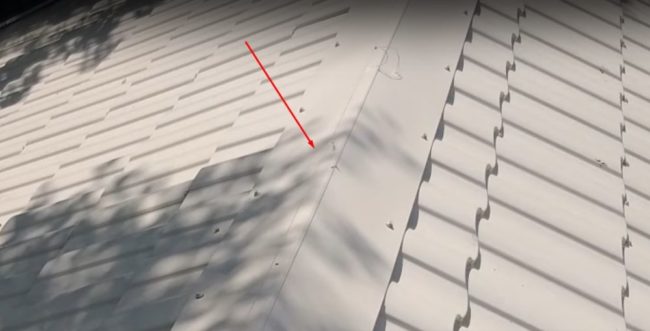 Снимка на билото на метален покрив