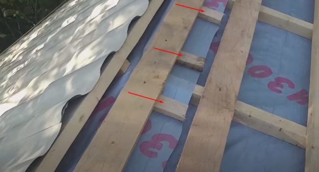 Снимка: Последният ред обшивка с летви, поставени отдолу за вентилационната междина