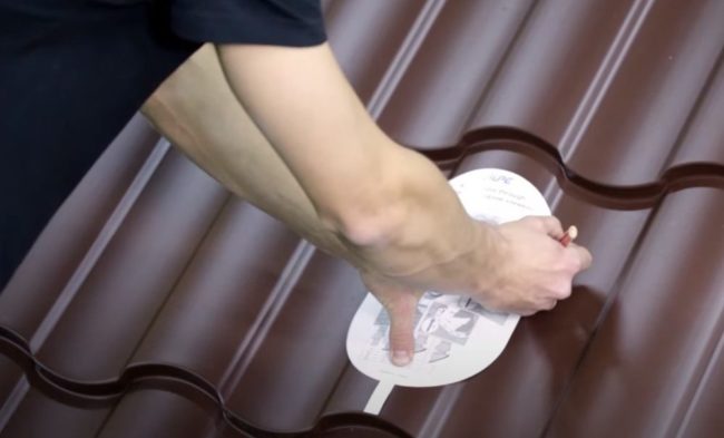 Снимка - Маркиране на отвор на метален покрив с помощта на шаблон