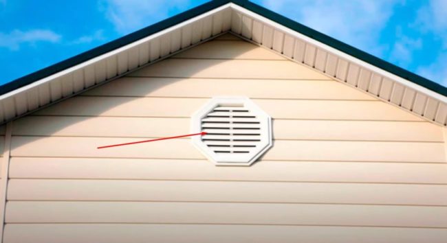 Снимка на капандурен прозорец на фронтона