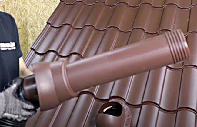 Снимка: Свързване на тръба към гофриран фитинг