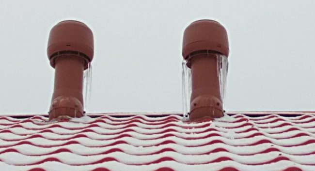 Снимка на ледени висулки по вентилационните отвори